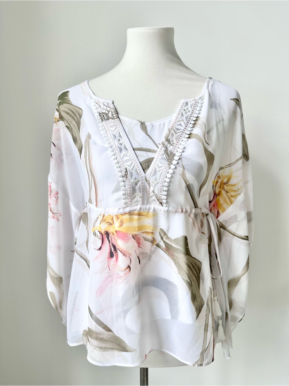 White House Black Market White Floral V-Neck Blouse with Camisole Size XSmall